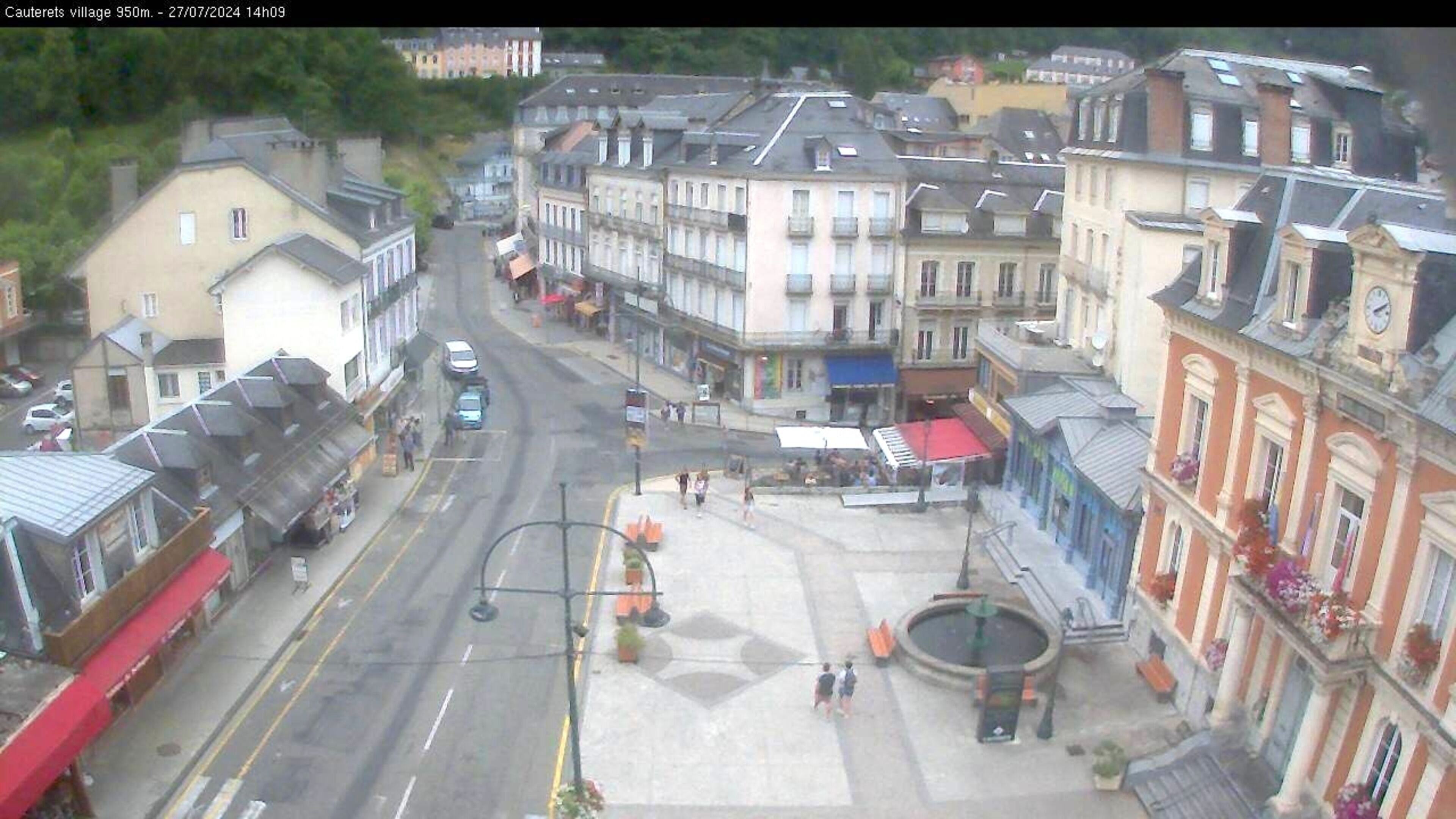 Webcam dans le village de Cauterets à 945 mètres d'altitude dans les Pyrénées. Vue sur la D920