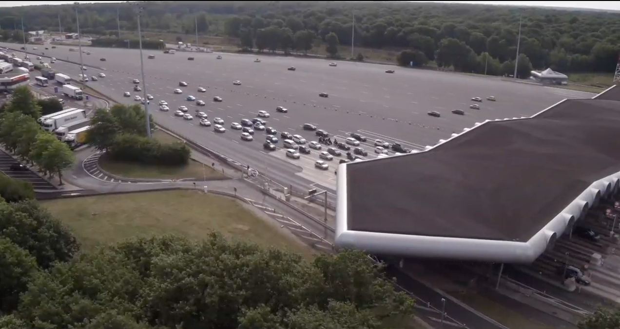 Vue en direct de l'autoroute A10 grâce à un drône situé au-dessus du péage de Saint-Arnoult (Ponthévrard)